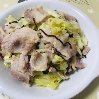 電子レンジで簡単♩キャベツと豚肉の蒸し煮